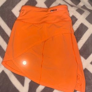 •LULU LEMON 4” SHORTS 🧡 !!
